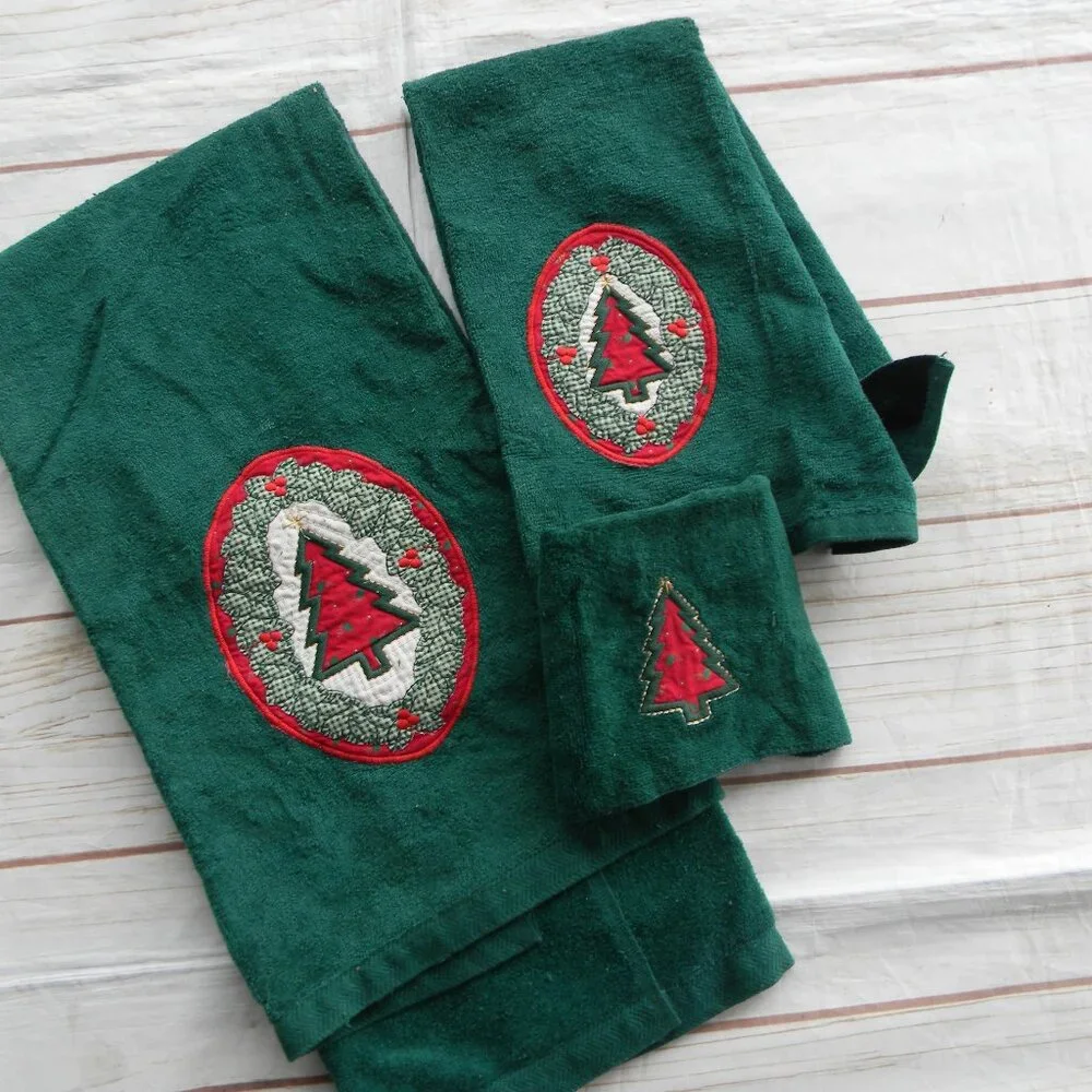 VINTAGE 100% COTTON MADE IN USA GREEN EMBROIDERED CHRISTMAS TREE TOWEL GUEST SET
